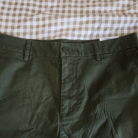 Old Navy Olive Green Slim Built-In Flex Rotation Chino Shorts -- 8-inch inseam - Picture 2 of 7